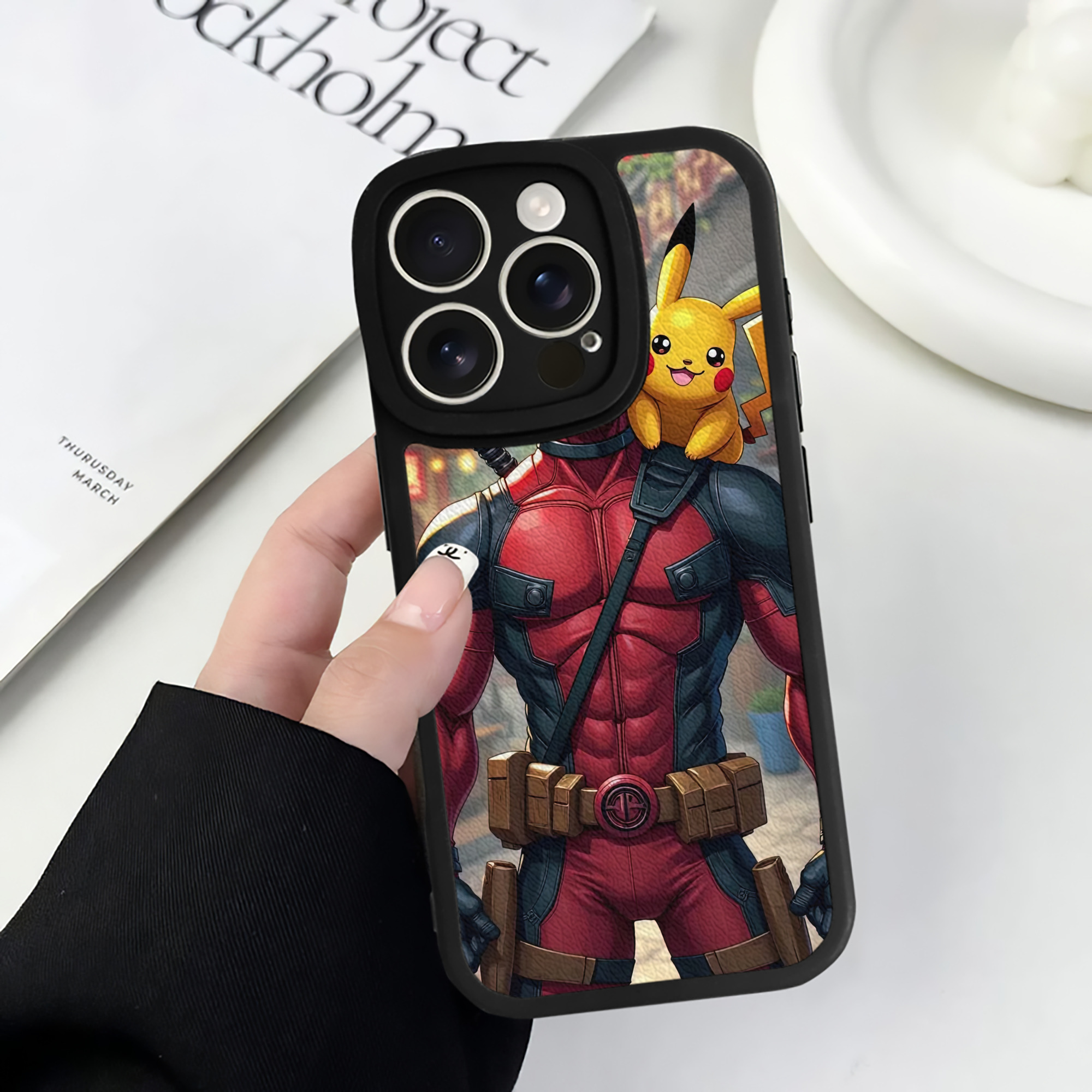 （画像用） Deadpool デッドプール 【iPhone 16シリーズ対応】シリコンスマホケース（レザー調） 材質：シリコン